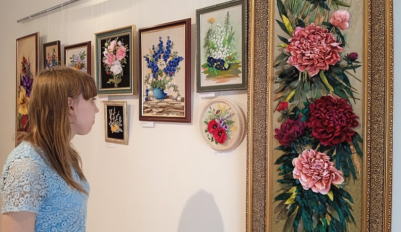 В Калуге открылась выставка «Краски лета»