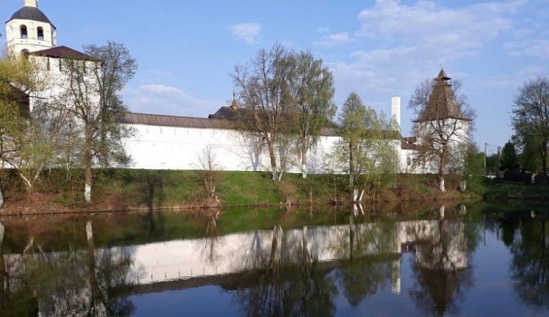 В Боровске в монастырские пруды запустили рыбную молодь