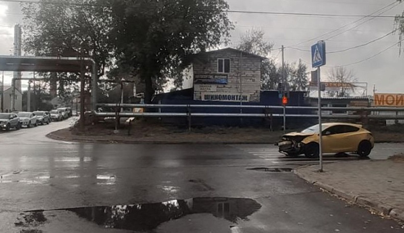 В Калуге двое молодых людей не поделили дорогу и разбили свои машины