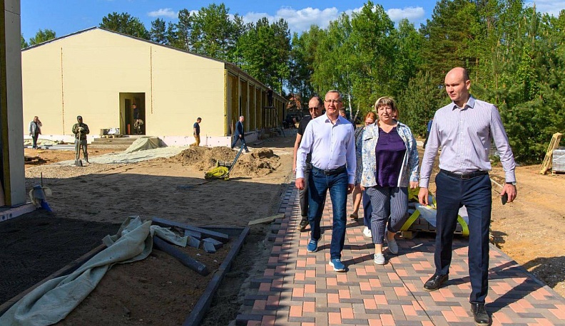 Владислав Шапша проверил ход строительных работ в лагере «Витязь»