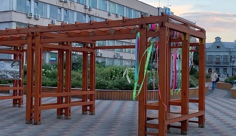 В калужском сквере Чижевского на ремонт забрали качели