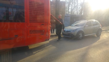 В Калуге легковушка въехала в автобус №34