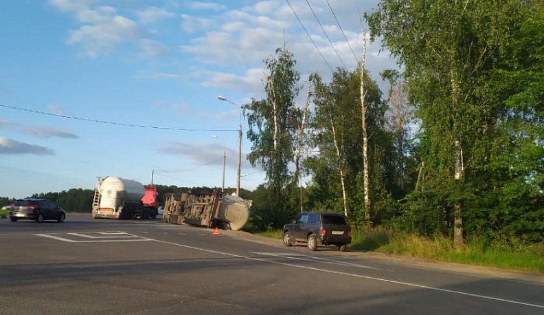 На трассе в Калужской области опрокинулась фура