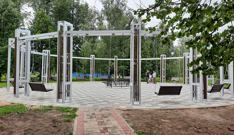 В городском парке Сухиничей установили большие качели