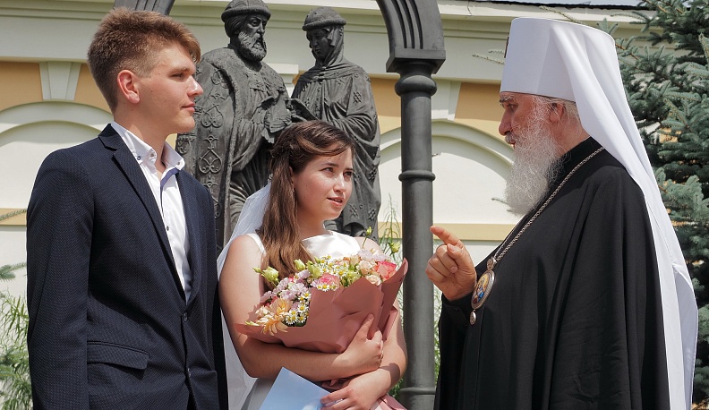 В Калуге в сквере Никитского храма отпраздновали День семьи, любви и верности