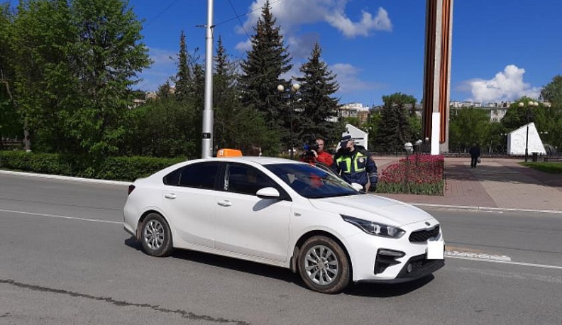 В Калуге госавтоинспекторы проверяют соблюдение масочного режима в такси 