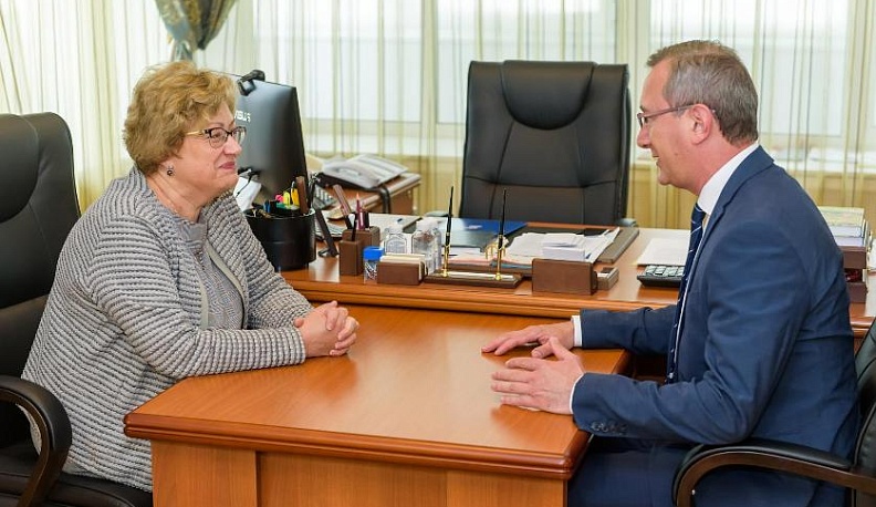 Владислав Шапша наградил Елену Алёшину 