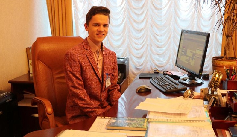 Калужские школьники посидели в кресле председателя заксобрания области и обсудили с ним, как потратить миллион