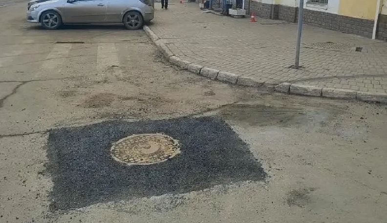 В Калуге заасфальтировали ямы вокруг люка после обращения в интернете