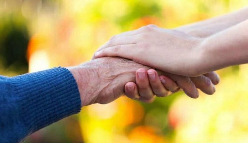 Геннадий Новосельцев поздравил пожилых калужан с праздником