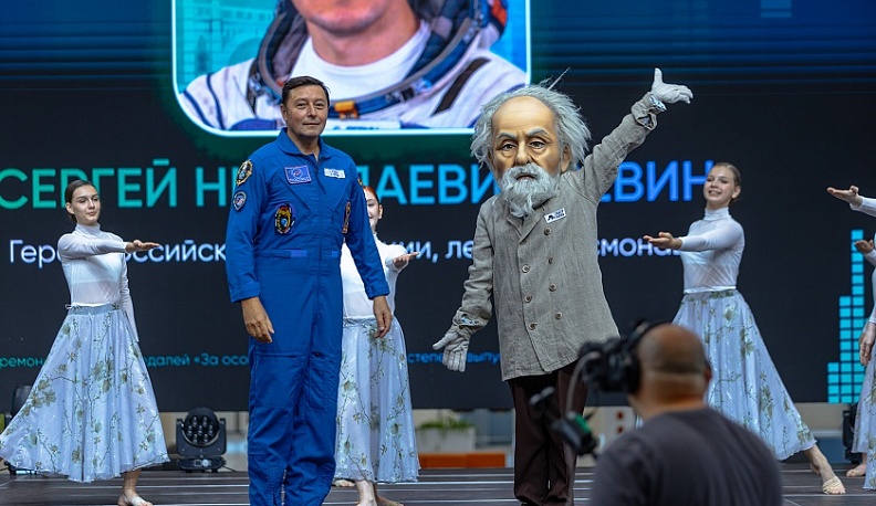 Владислав Шапша вручил золотые медали выпускникам