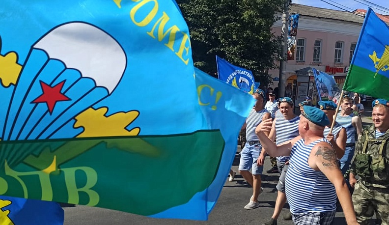 В Калуге десантники прошли шествием по улице Кирова