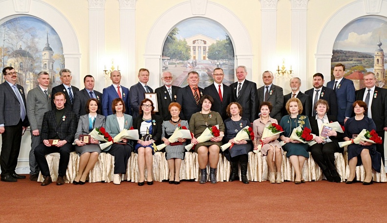 Владислав Шапша вручил калужанам областные и государственные награды