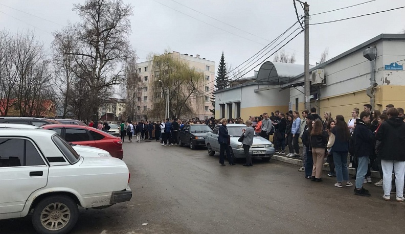 Студентов Калужского филиала РАНХиГСа эвакуировали из-за сообщения о бомбе