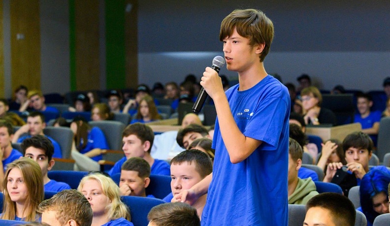 Федеральный министр и губернатор встретились с юными айтишниками  в Калуге