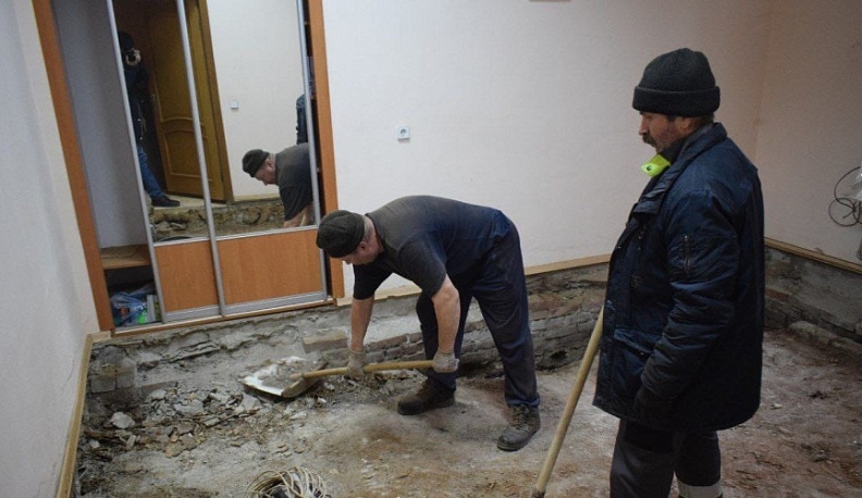 Калужские коммунальщики помогают ремонтировать ЗАГС в подшефном Первомайске