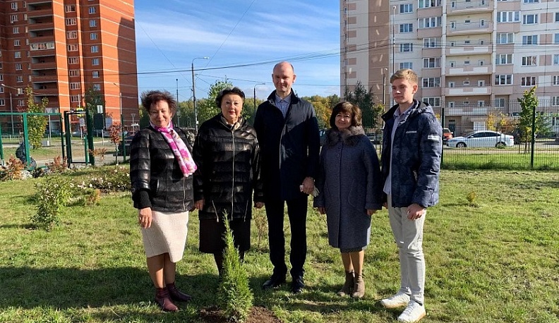 В Калуге на Правобережье высадили Аллею заслуженных учителей