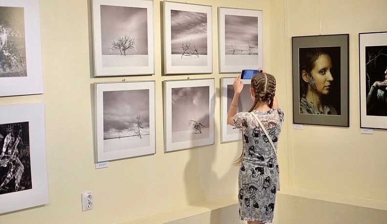 В Калуге открылась межрегиональная фотовыставка «Синергия»