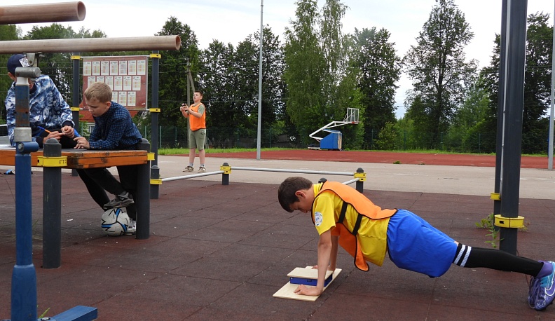 В Износках День молодежи отметили спортивными соревнованиями