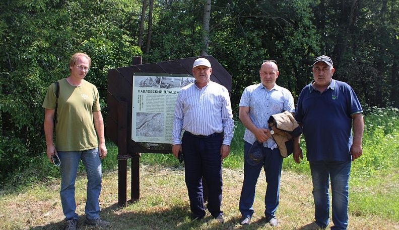 Гости из Дагестана почтили память родственника на Павловском плацдарме в Калужской области