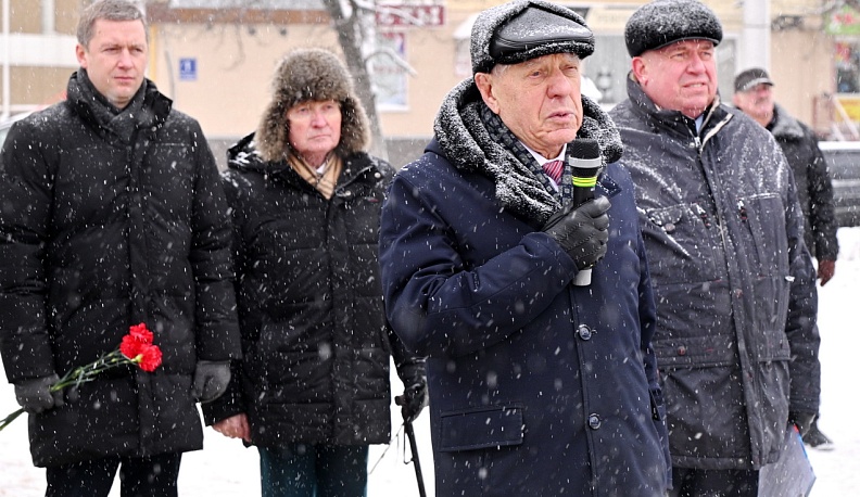 В Калуге возложили цветы к памятнику Маршала Победы Георгия Жукова