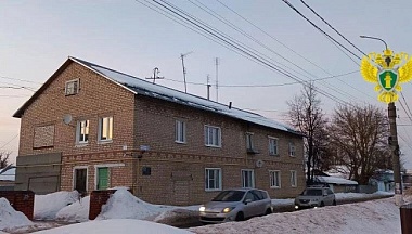 В Кондрове с крыши дома на женщину упал снег