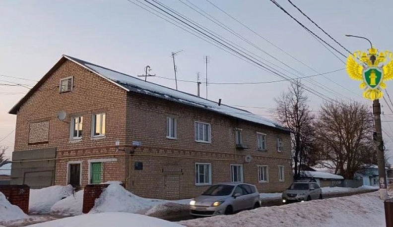 В Кондрове с крыши дома на женщину упал снег