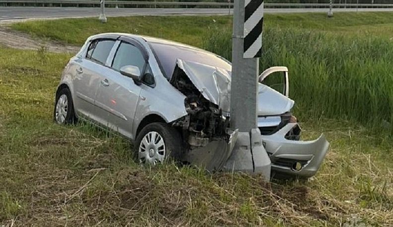 Легковушка влетела в столб под Калугой