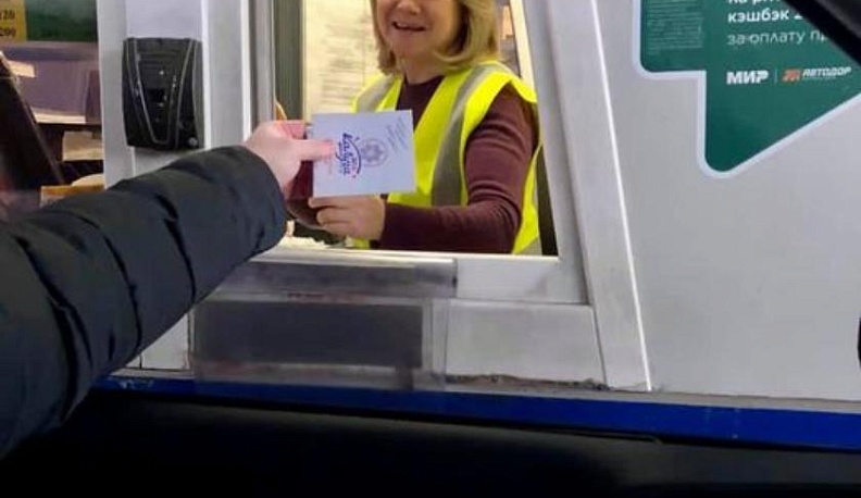 На трассе в Калужской области водители получают билеты в Новогоднюю столицу России