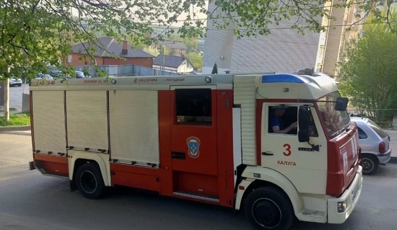 В Дзержинском районе спасатели ликвидировали пожар в частном гараже