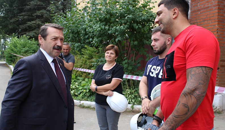 Геннадий Скляр проверил ремонт в школе в Тарусе