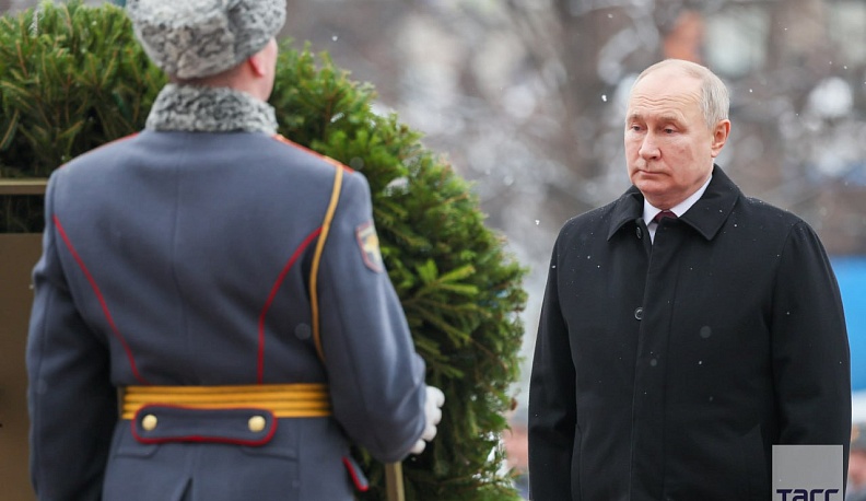 Владимир Путин возложил венок к Могиле Неизвестного Солдата у Кремлёвской стены