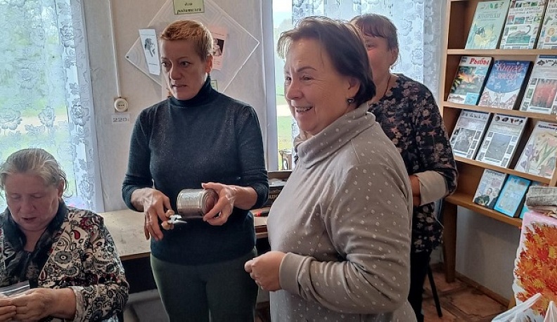 Хвастовичские пенсионерки объединились для сбора помощи участникам СВО