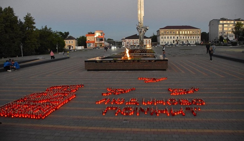 На Площади Победы людиновцы зажгли свечи и возложили цветы