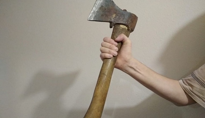 Пьяный калужанин напал на собутыльницу с топором