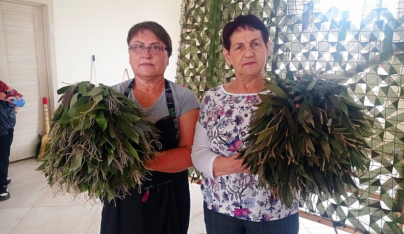 Людиновские волонтёры освоили изготовление маскировочных нашлемников