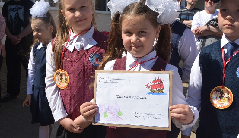 Для 38 выпускников Ерденевской школы прозвучал последний звонок