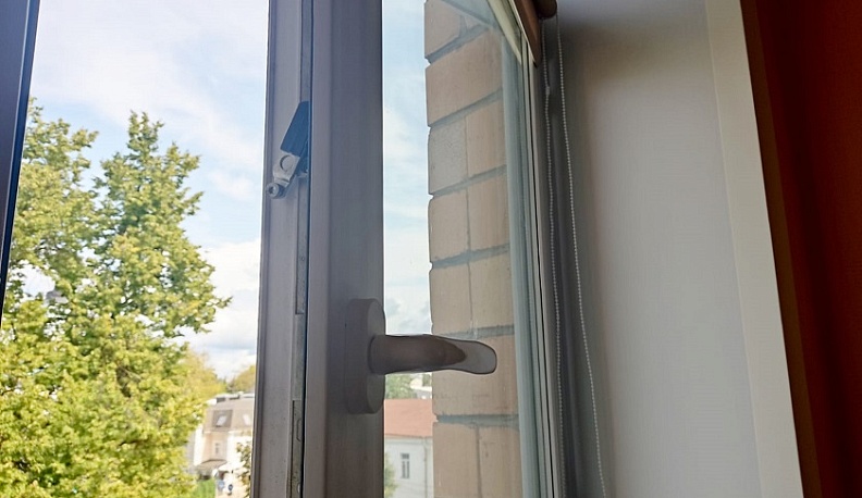 В Обнинске из окна выпала 13-летняя девочка