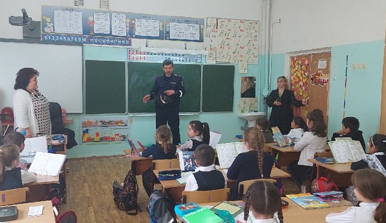 В Жуковском районе сотрудники ГИБДД рассказали школьникам о безопасности на дороге