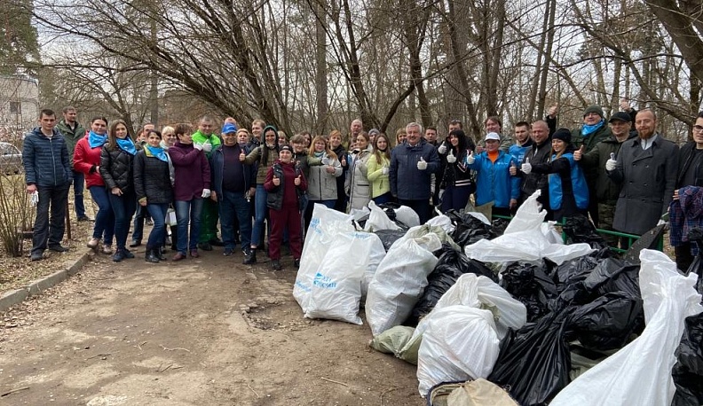 В Калуге прошел субботник в «Комсомольской роще»