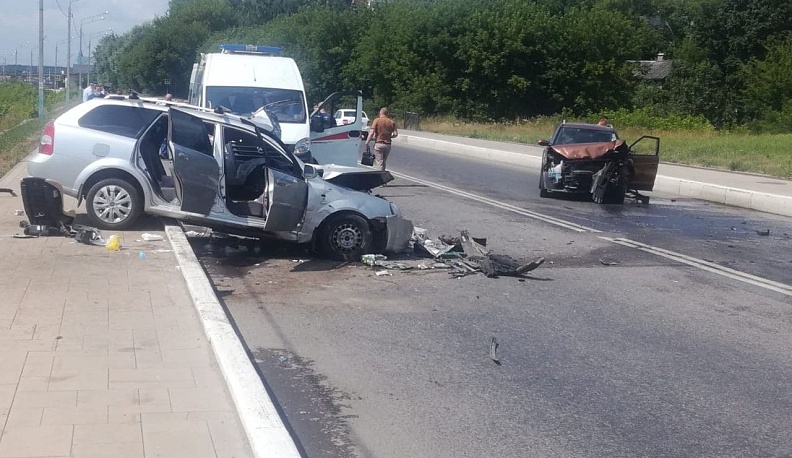 В Калуге лоб в лоб столкнулись легковушки из-за выезда на встречку