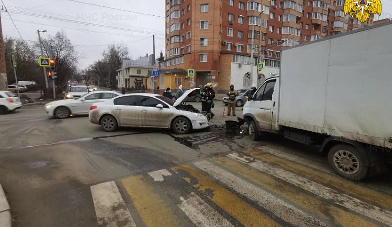 В Калуге «Газель» и «Пежо» столкнулись на перекрестке улиц Суворова и Плеханова