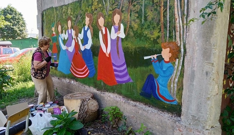 Калужанка разрисовала трансформаторную будку в своем дворе