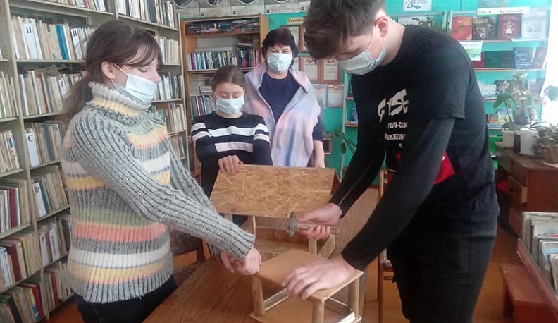 В День зимующих птиц в Людинове развесили кормушки 