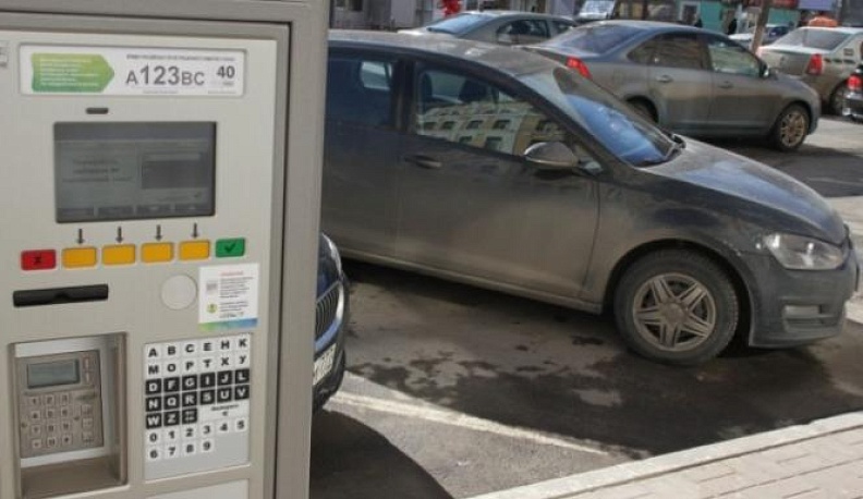 На улице Суворова летом организуют платные парковки 