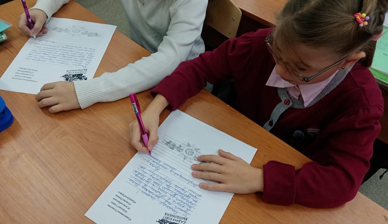 Школьники Калужской области написали письма мобилизованным землякам