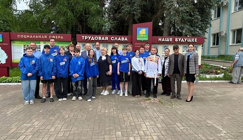 В Думиничах в честь Дня России развернули огромный триколор и провели праздничную программу