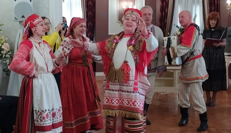 Пять супружеских пар отпраздновали юбилей совместной жизни в ЗАГСе Калуги