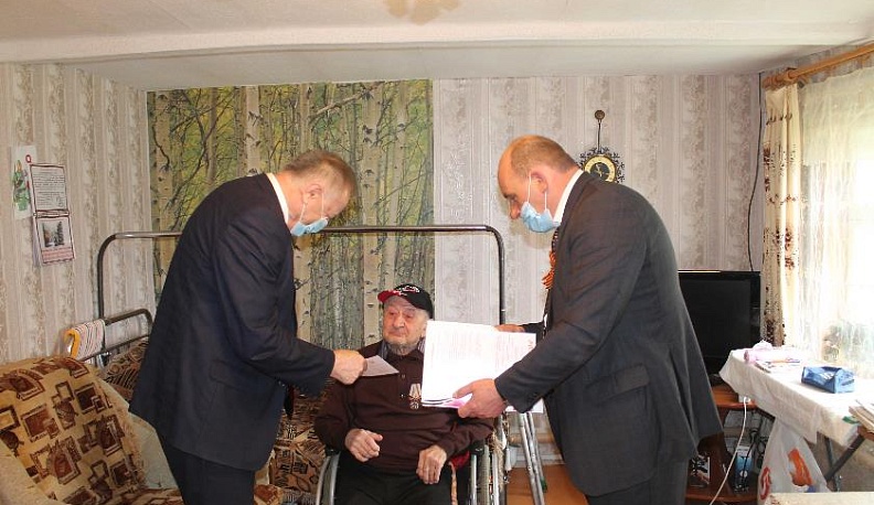 В Жиздре ветеранам передали поздравительные адреса от президента