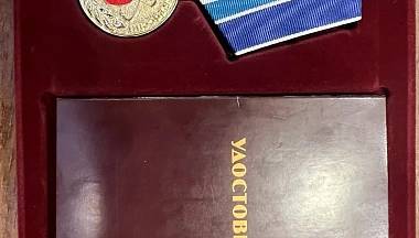 Глава «Росатома» вручил Анатолию Артамонову медаль «80 лет атомной отрасли России»